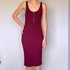 Small burgundy midi dress with short zipper on the front. Body hugging dress.
